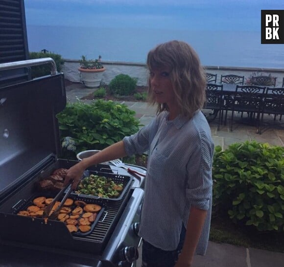 Taylor Swift se met à la cuisine pour ses amis