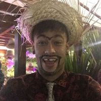 Neymar : monosourcil et dent cassée, la star se déguise en "moche"