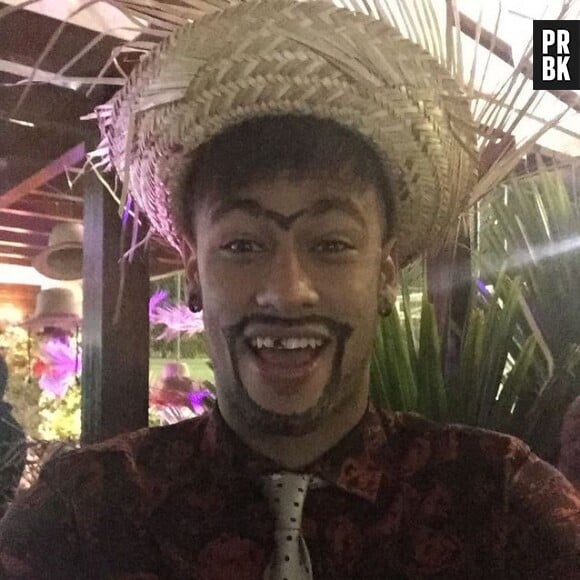 Neymar : monosourcil et dent cassée, le déguisement moche et surprenant