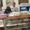 Ariana Grande lèche des donuts dans un magasin