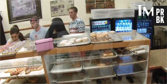 Ariana Grande lèche des donuts dans un magasin
