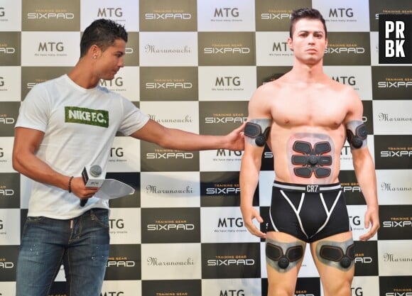 Cristiano Ronaldo  fan de son double créé avec une imprimante 3D, à Tokyo, le 8 juillet 2015