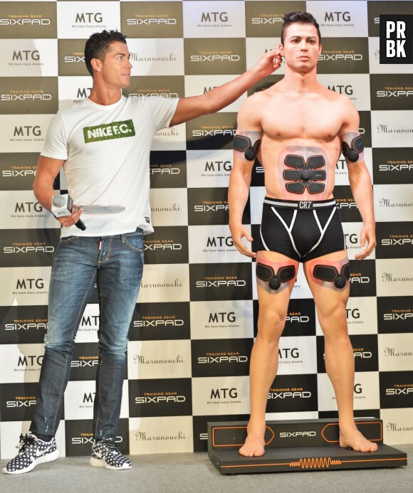 Cristiano Ronaldo et son double créé avec une imprimante 3D à Tokyo, le 8 juillet 2015