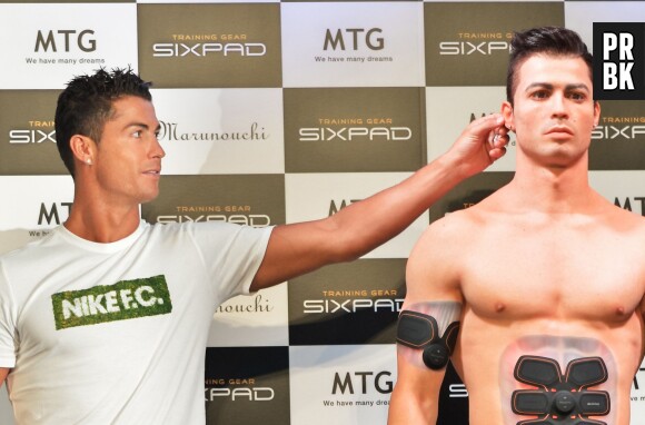 Cristiano Ronaldodécouvre son clone créé avec une imprimante 3D à Tokyo, le 8 juillet 2015