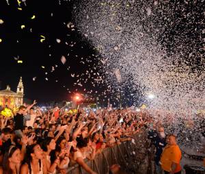 Explositions de confettis, pyrotechnie, fumigène, le public en a pris plein les yeux