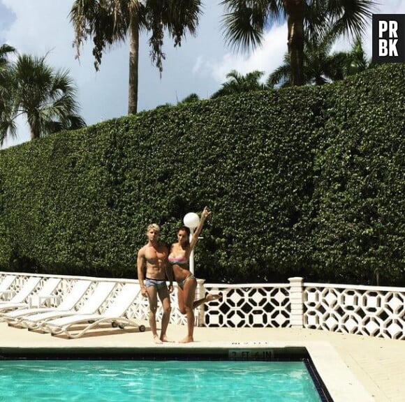 Julia Paredes (Les Anges 7) sexy en bikini au côté de Benoît Dubois, à Miami, le 18 juillet 2015