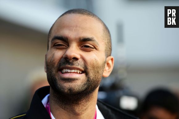 Tony Parker heureux : avec sa femme Axelle et son fils Josh, il nage en plein bonheur