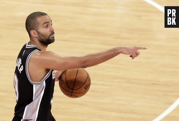Tony Parker heureux : avec sa femme Axelle et son fils Josh, il nage en plein bonheur