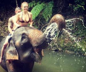 Sara (Sercet Story 8) : virée à dos d'éléphant avec son petit-ami en Thaïlande