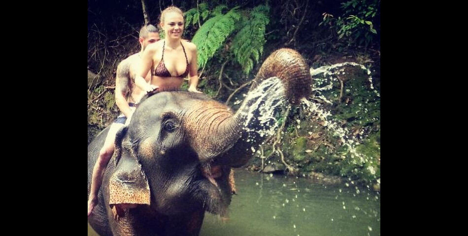 Sara (Sercet Story 8) : virée à dos d&#039;éléphant avec son petit-ami en Thaïlande