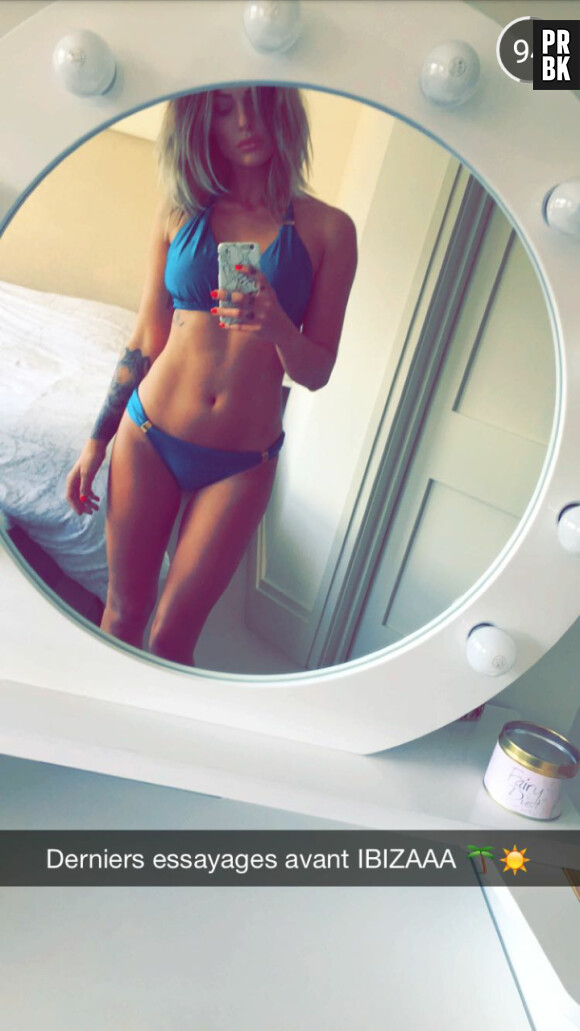 Caroline Receveur dévoile l'un de ses bikinis d'été sur Snapchat, le 2 août 2015