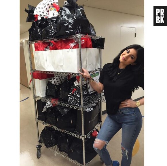 Kylie Jenner est venue les bras chargés de cadeaux au Children's Hospital de Los Angeles, le 7 août 2015