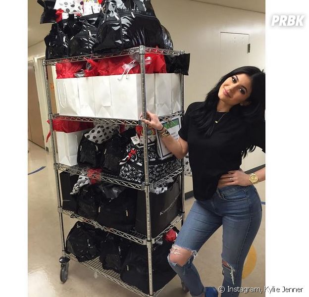 Kylie Jenner est venue les bras chargés de cadeaux au Children's Hospital de Los Angeles, le 7 août 2015