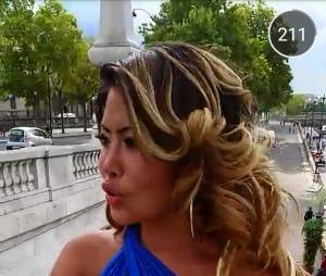 Parisa (Les Marseillais en Thaïlande) sexy en robe bleue