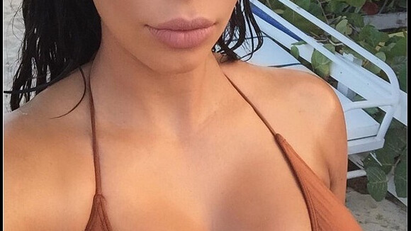 Kim Kardashian enceinte : gros plans sur ses seins à St Barth
