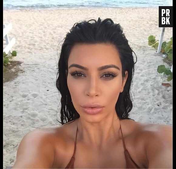 Kim Kardashian sexy en vacances