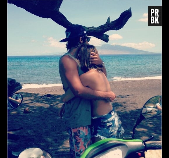 Lucy Hale et Anthony Kalabretta en couple : photo romantique en vacances