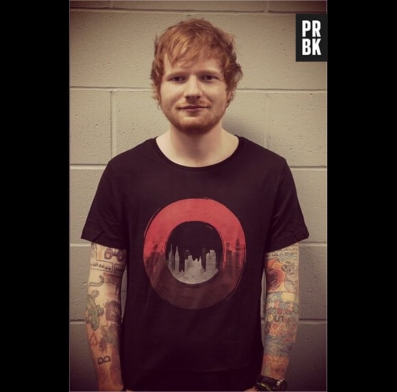 Ed Sheeran : le chanteur critiqué à cause de son nouveau tatouage immense sur les pectoraux