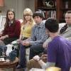 The Big Bang Theory saison 9, épisode 1 : Amy, Bernadette, Howard, Stuart et Sheldon sur une photo