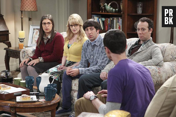 The Big Bang Theory saison 9, épisode 1 : Amy, Bernadette, Howard, Stuart et Sheldon sur une photo