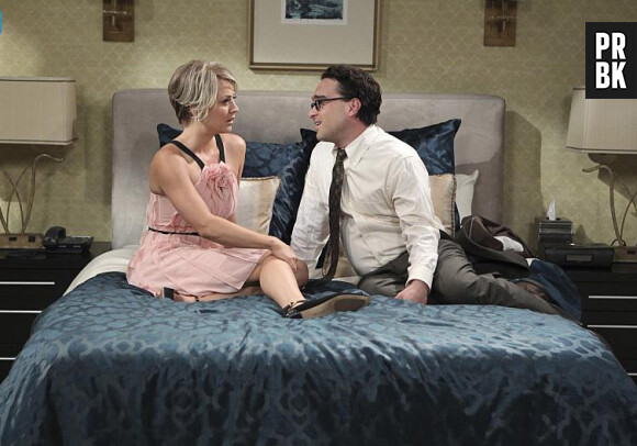The Big Bang Theory saison 9, épisode 1 : Penny (Kaley Cuoco) et Leonard (Johnny Galecki) sur une photo