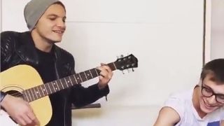 Paul Bartel chanteur : son duo improbable avec une star de Plus belle la vie