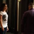 Scandal saison 5, épisode 2 : Quinn (Katie Lowes) face à Huck (Guillermo Diaz) sur une photo