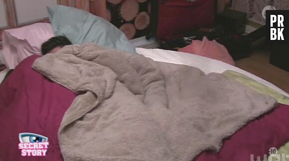 Secret Story 9 : Karisma et Ali font semblant de s'embrasser dans la Love Room lors de la quotidienne du 2 octobre 2015, sur NT1