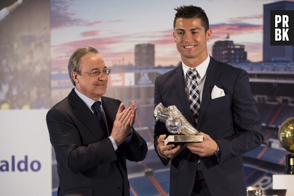 Cristiano Ronaldo souriant au stade Santiago Bernabeu, à Madrid, le 2 octobre 2015, pour recevoir le prix de meilleur buteur de l'histoire du Real Madrid