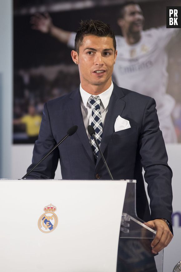 Cristiano Ronaldo au stade Santiago Bernabeu, à Madrid le 2 octobre 2015, pour recevoir le prix de meilleur buteur de l'histoire du Real Madrid