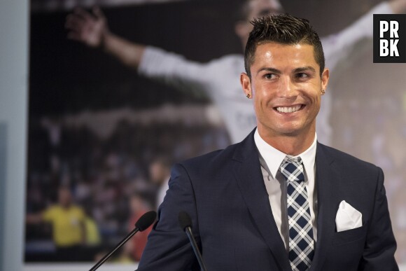 Cristiano Ronaldo heureux de recevoir le prix de meilleur buteur de l'histoire du Real Madrid au stade Santiago Bernabeu, à Madrid le 2 octobre 2015