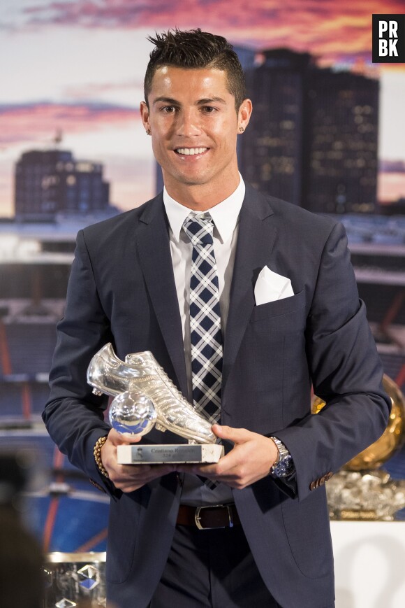 Cristiano Ronaldo au stade Santiago Bernabeu, à Madrid, le 2 octobre 2015 pour recevoir le prix de meilleur buteur de l'histoire du Real Madrid