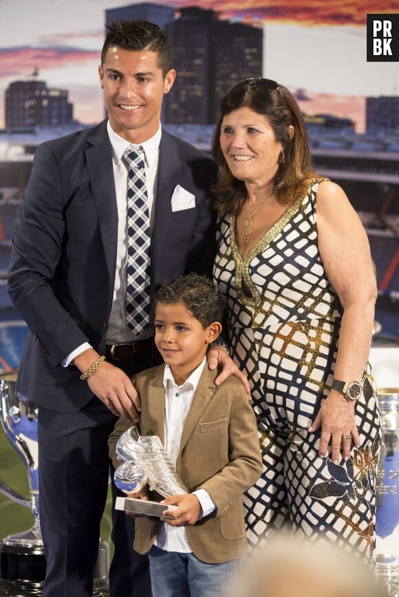 Cristiano Ronaldo classe et sexy aux côtés de son fils et sa maman pour recevoir le prix de meilleur buteur de l'histoire du Real Madrid, au stade Santiago Bernabeu, à Madrid, le 2 octobre 2015