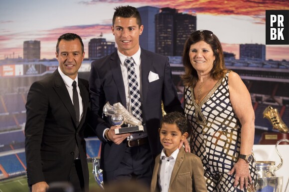 Cristiano Ronaldo avec son fils et sa maman au stade Santiago Bernabeu, à Madrid le 2 octobre 2015