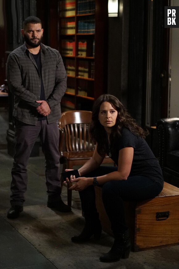 Scandal saison 5, épisode 4 : Guillermo Diaz (Huck) et Katie Lowes (Quinn) sur une photo