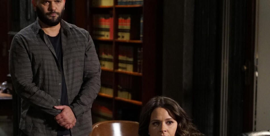 Scandal saison 5, épisode 4 : Guillermo Diaz (Huck) et Katie Lowes (Quinn) sur une photo
