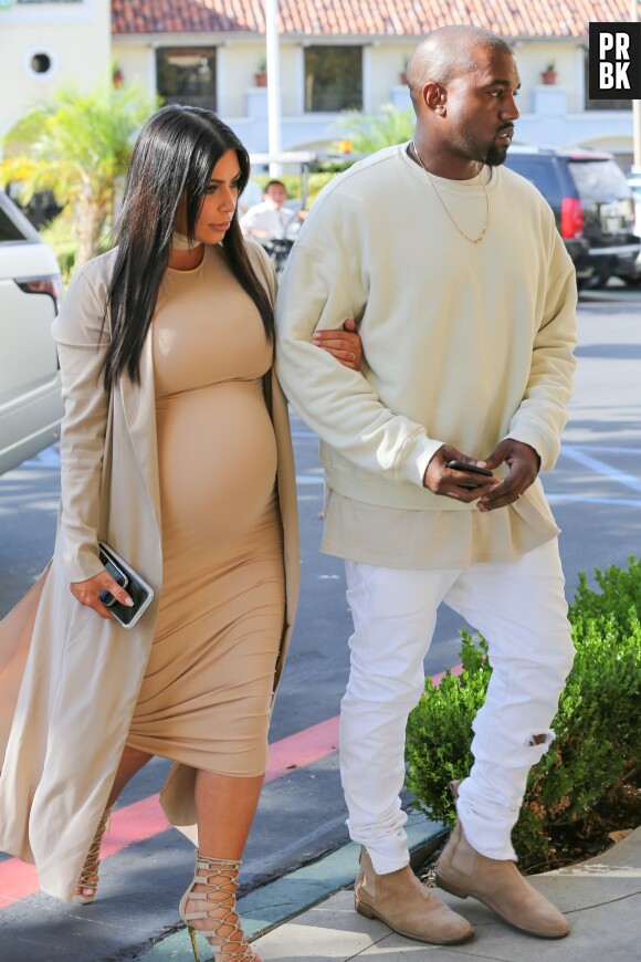 Kim Kardashian enceinte et sexy en robe sable avec Kanye West pour son anniversaire le 21 octobre 2015 à Los Angeles