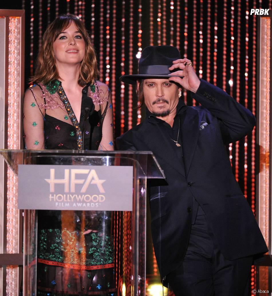 Dakota Johnson avec johnny Depp sur la scène des Hollywood Film Awards, le 1er novembre 2015