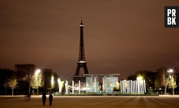 La tour Eiffel éteinte le 14 novembre 2015 en hommage aux victimes des attentats de Paris