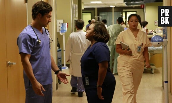 Grey's Anatomy saison 12, épisode 8 : Bailey (Chandra Wilson) et Andrew (Giacomo Gianniotti) sur une photo