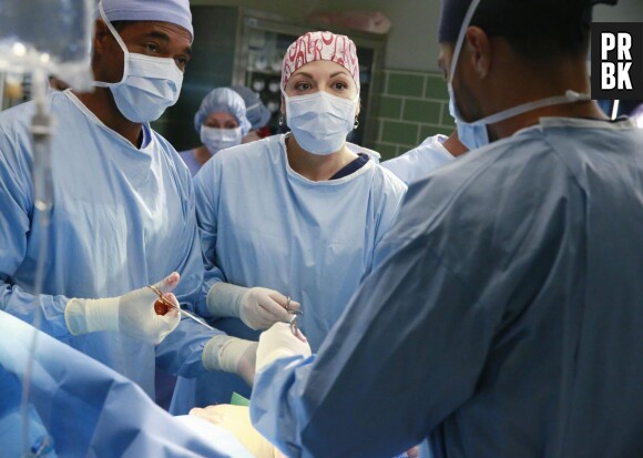 Grey's Anatomy saison 12, épisode 8 : Ben (Jason George) et Callie (Sara Ramirez) sur une photo