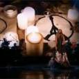 Céline Dion chante L'Hymne à l'amour en hommage aux victimes des attentats de Paris aux MTV American Music Awards 2015, le 22 novembre 2015