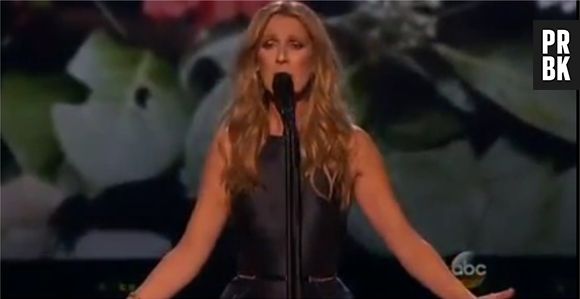 Céline Dion chante L'Hymne à l'amour en hommage aux victimes des attentats de Paris aux MTV American Music Awards 2015, le 22 novembre 2015