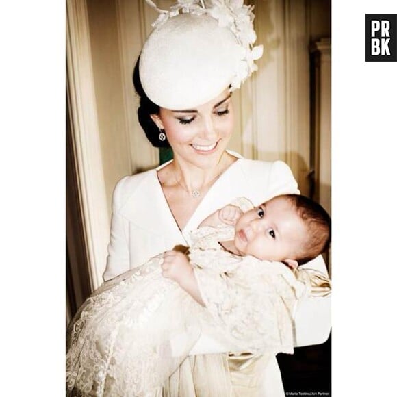 Kate Middleton et la Princesse Charlotte photographiées par Mario Testino au baptême royal