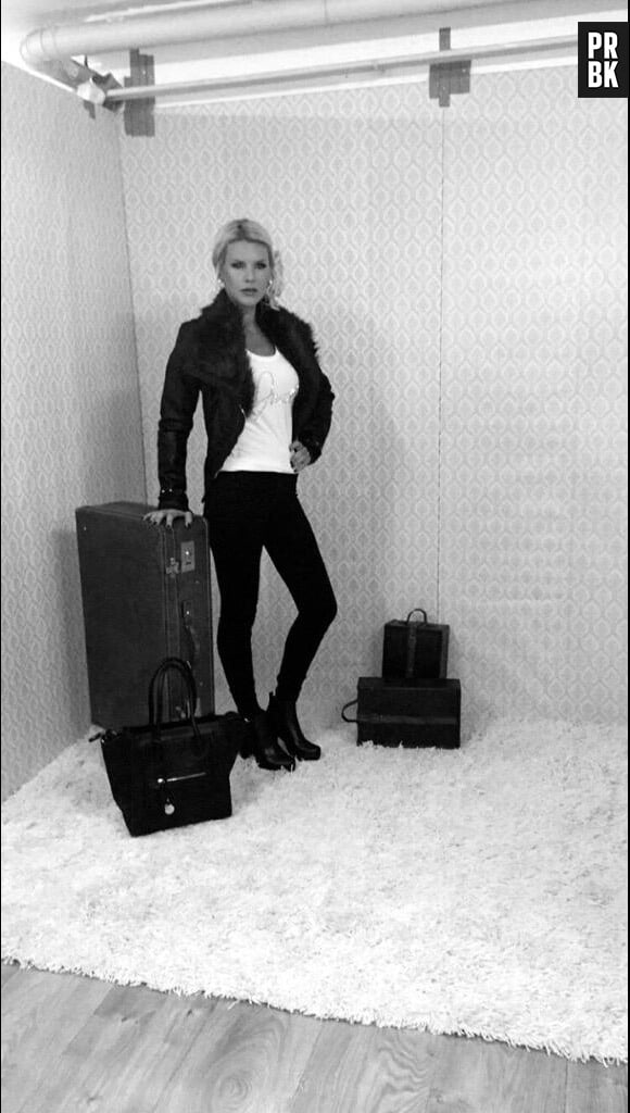 Amélie Neten décontractée pour le shooting de sa collection de vêtements pour Métro Boutique