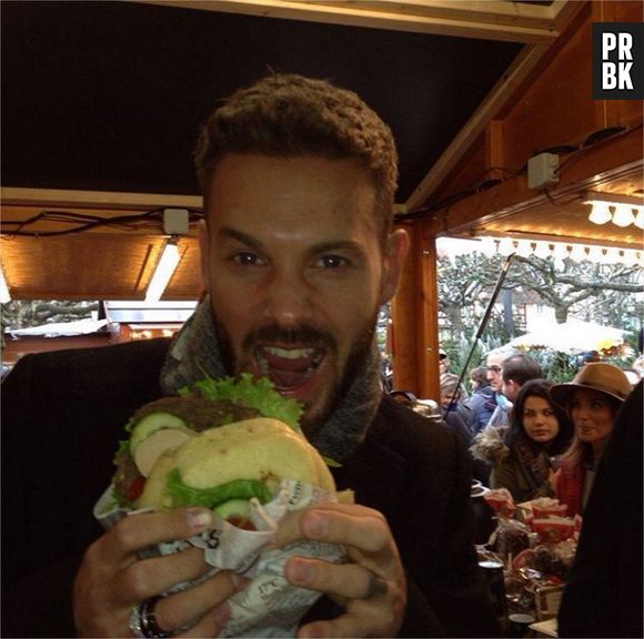 M. Pokora au marché de Noël de Strasbourg avant son concert au Zénith, le 4 décembre 2015