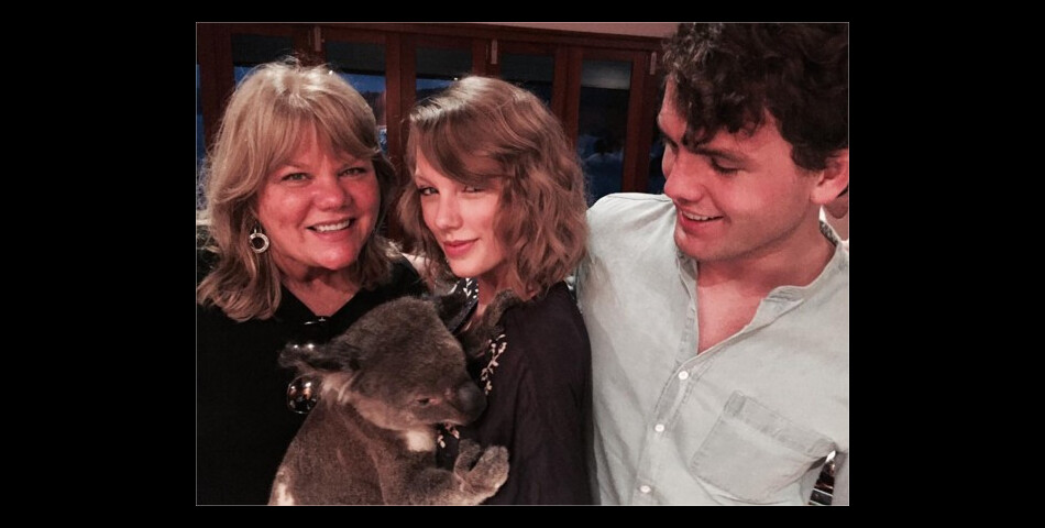 Taylor Swift pose avec un koala sur Instagram