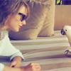 Taylor Swift pose avec un perroquer sur Instagram