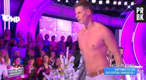 Matthieu Delormeau torse nu pendant sa battle de danse contre Loïc Nottet (DALS 6) dans TPMP, le 8 décembre 2015, sur D8