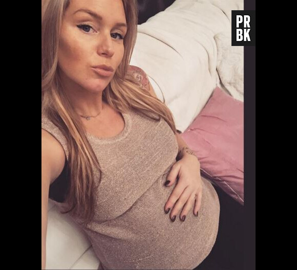 Aurélie Van Daelen enceinte de 8 mois